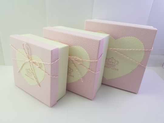 Коробка подарочная  квадратная бело-розовая с короной Sweet Love малая 15*15*6 см Фото