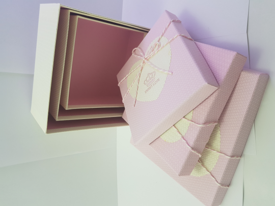 Коробка подарочная  квадратная бело-розовая с короной Sweet Love большая 19*19*9 см Фото