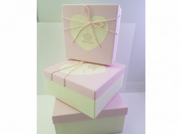 Коробка подарочная  квадратная бело-розовая с короной Sweet Love малая 15*15*6 см