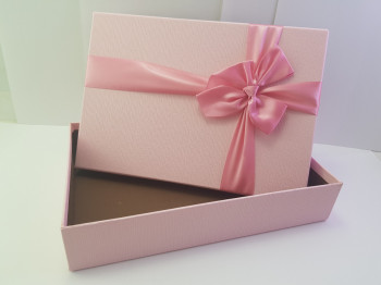 Коробка подарочная розовая с бантом  20*28*6см