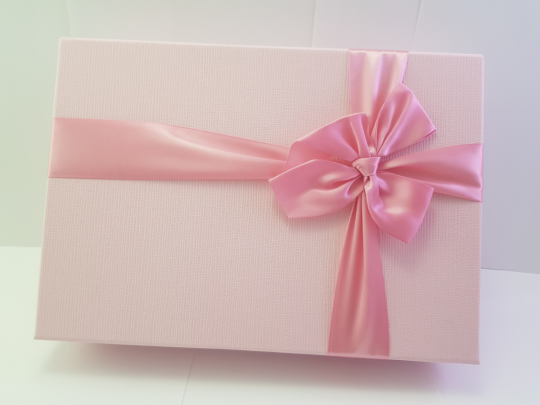 Коробка подарочная розовая с бантом  20*28*6см Фото