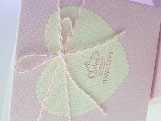 Коробка подарочная  квадратная бело-розовая с короной Sweet Love большая 19*19*9 см Фото