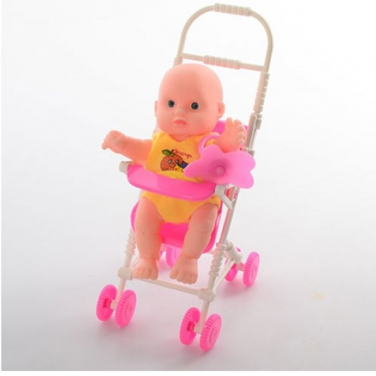 Кукла в пластиковой коляске Фото
