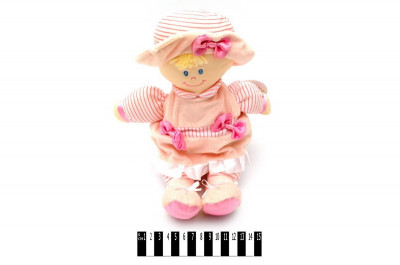 Кукла мягкая в платье и в шляпе 28 см. в п/э /1/